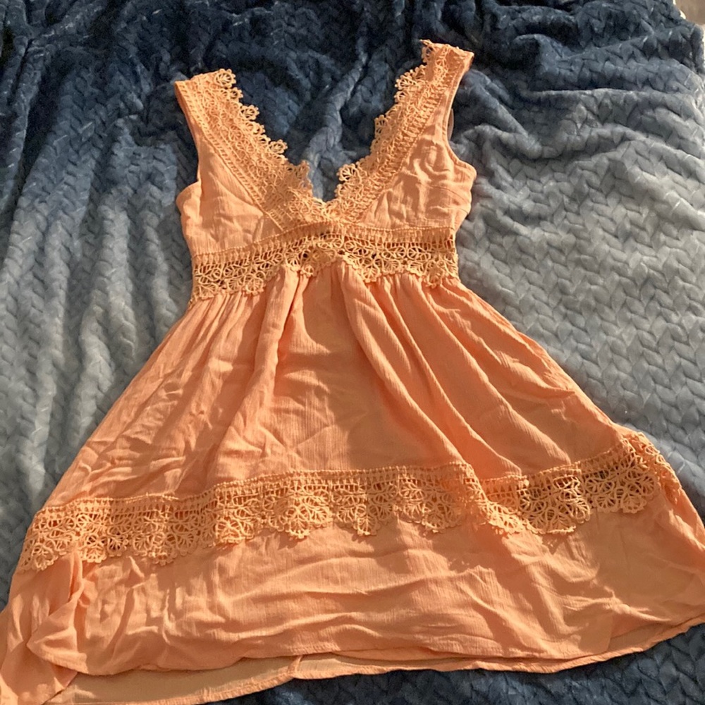 The color is a color orange or peach color , the size is a small